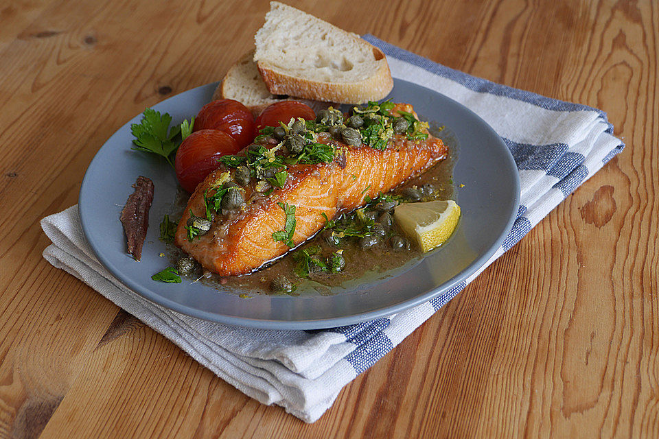 Lachsfilet mit Kapern-Anchovis-Butter