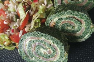 Lachs-Spinat-Rolle mit Cashew-Avocado-Salat