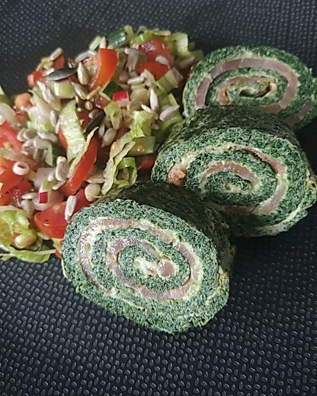 Lachs-Spinat-Rolle mit Cashew-Avocado-Salat