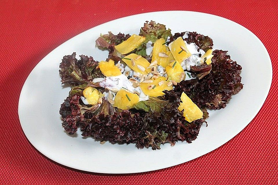 Pflücksalat mit Ananas und Sonnenblumenkernen