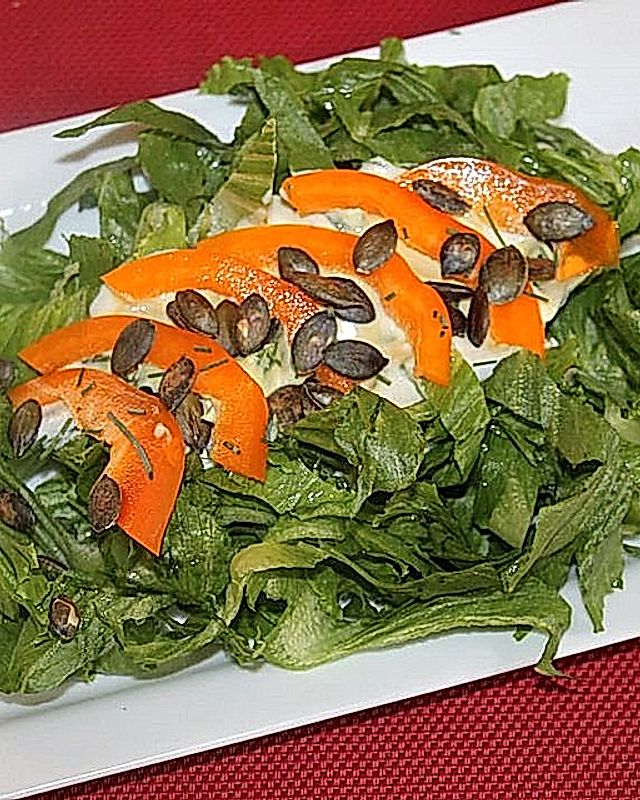 Blattsalat mit Paprika und Kürbiskernen in Dickmilch-Senfdressing