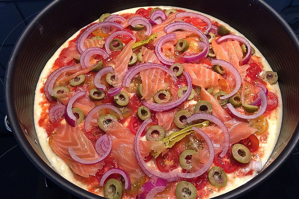 Hüttenkäse-Tarte mit Tomaten und Lachs