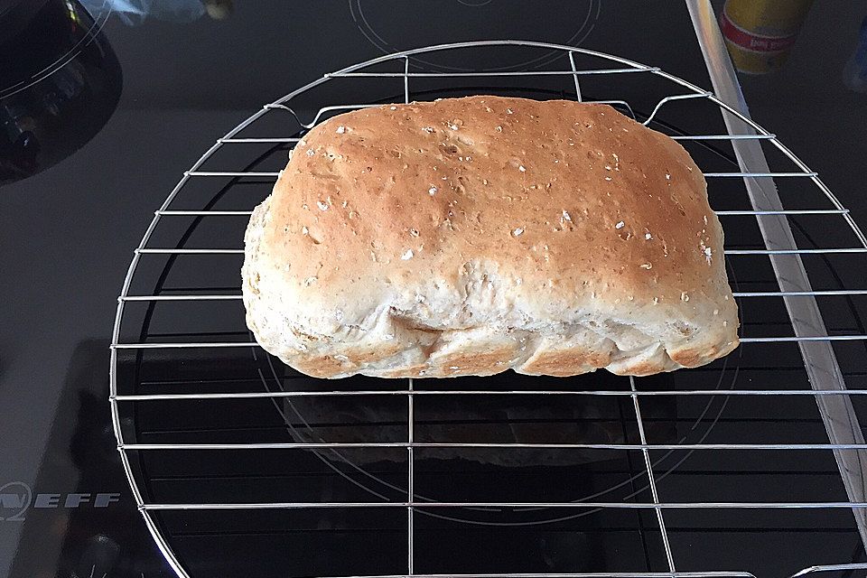 Brot mit Kondensmilch und Haferflocken