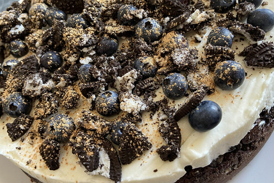 Heidelbeer-Quark-Torte mit Oreo- und Brownieboden