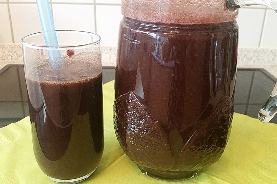 Beerensmoothie mit Möhrengrün und Feldsalat