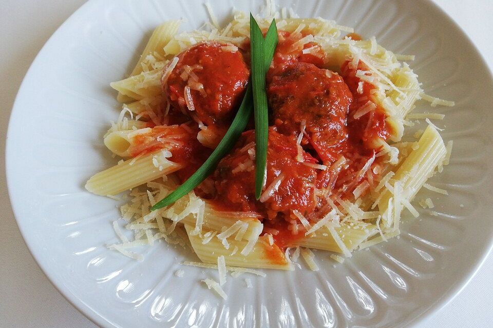 Hackbällchen mit Tomatensauce und Makkaroni