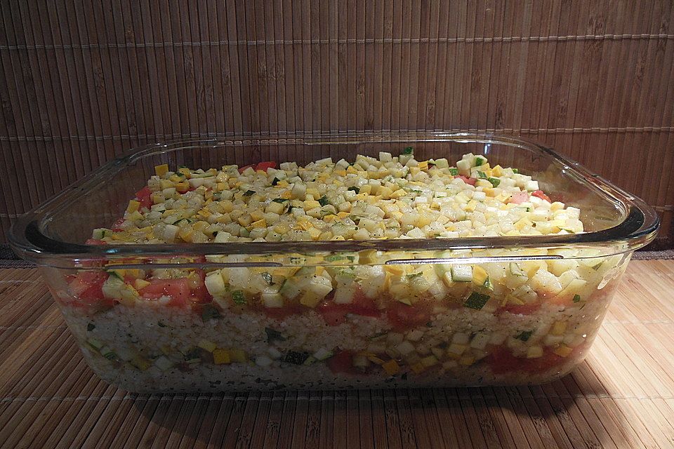 Schichtsalat mit Zucchini und Couscous