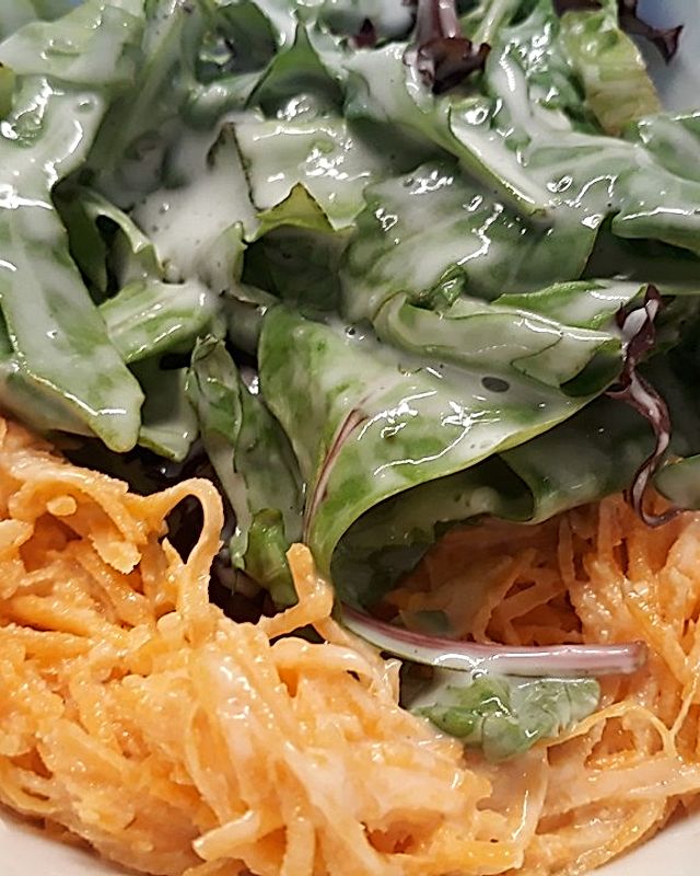 Pflücksalat mit Zucchini- und Möhrenjulienne in Joghurt-Senf-Dressing