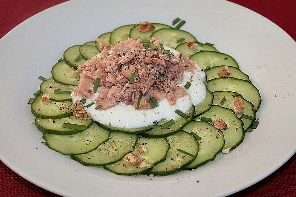 Gurkencarpaccio mit Thunfisch in Joghurtdressing