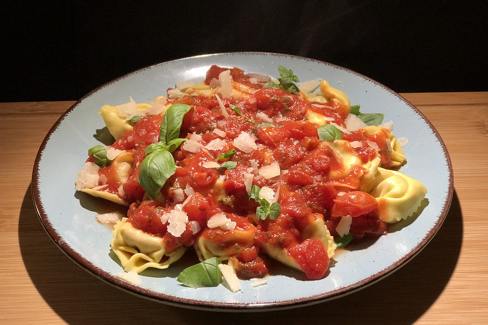 Käse-Tortellini mit stückiger Tomatensoße