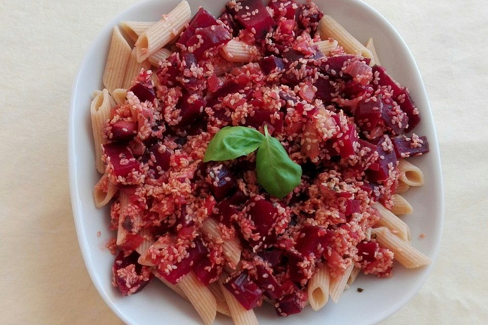 Nudeln mit Rote Bete-Sesam-Soße