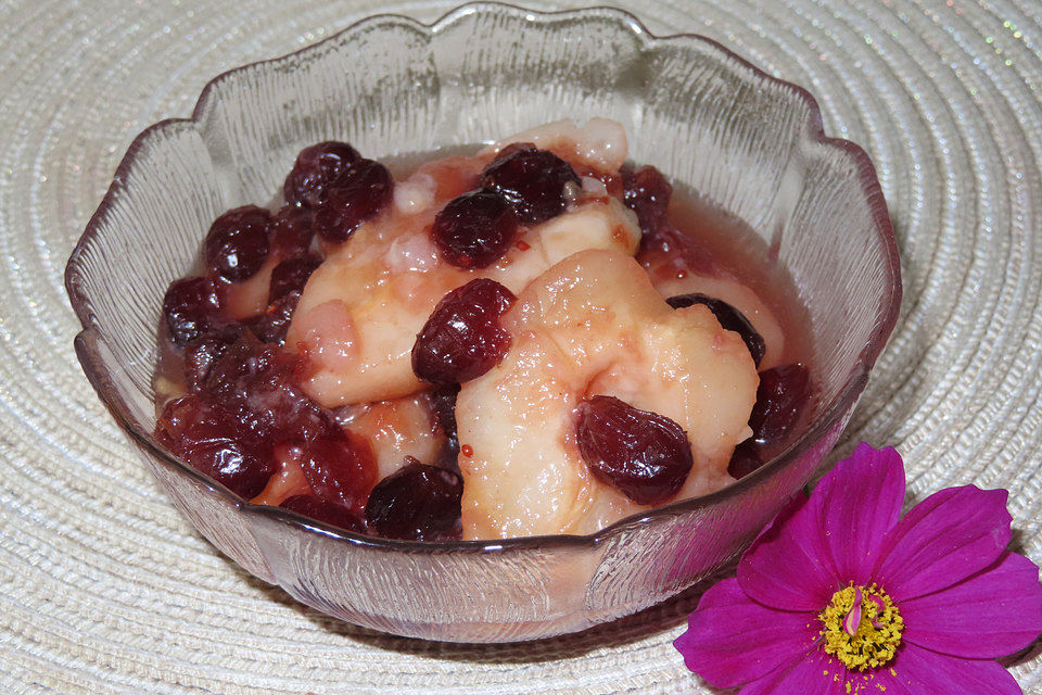 Birnen mit Cranberries im Gewürzsud