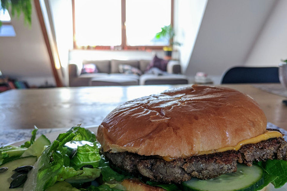 Rein pflanzlicher Avocado-Burger