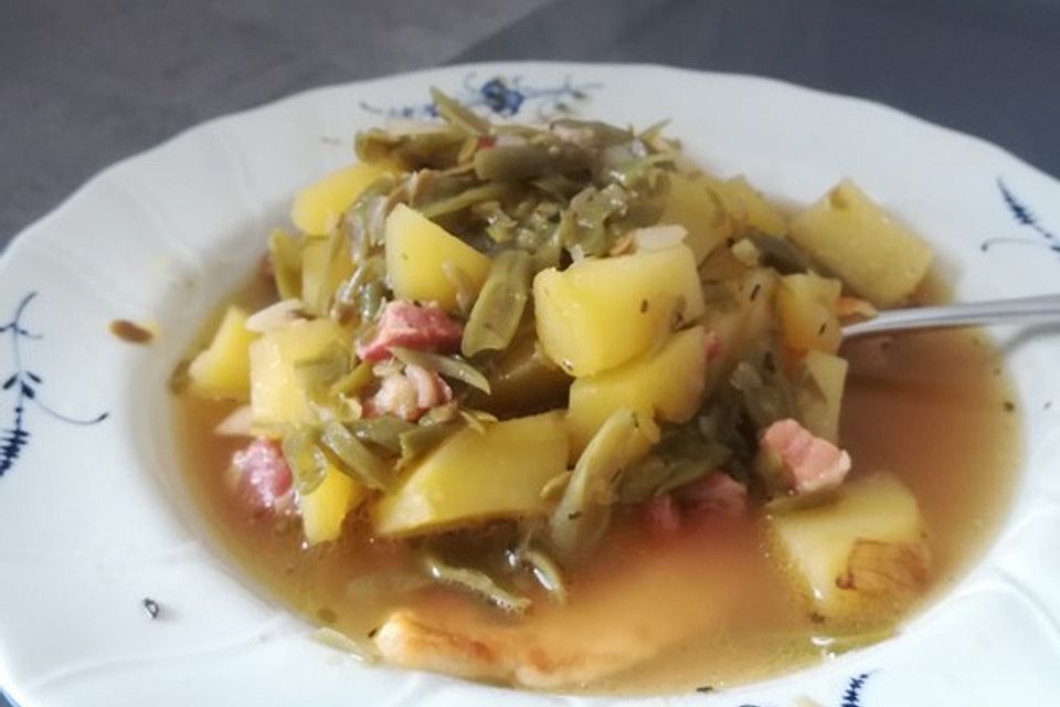 Schnippelbohnensuppe mit Pfannkuchen