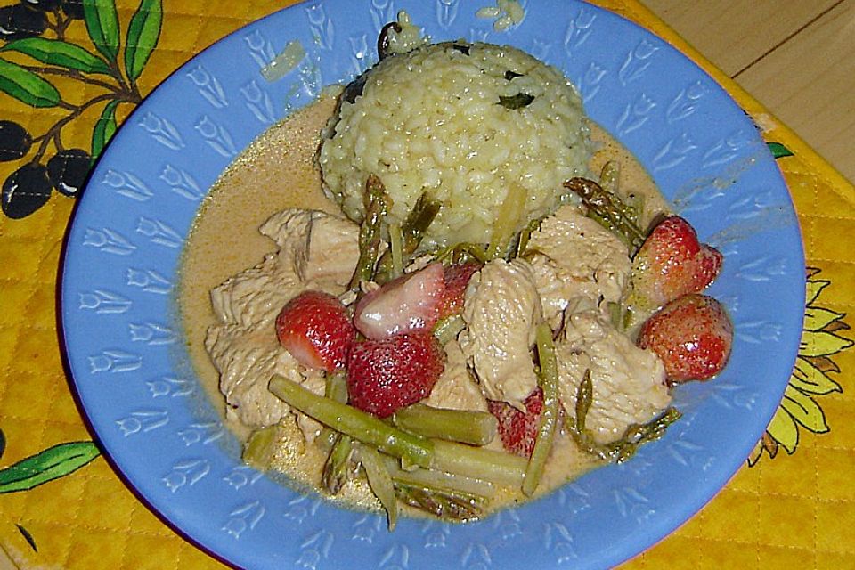 Ragout von Hähnchenbrust, grünem Spargel und Erdbeeren mit Kürbiskernrisotto