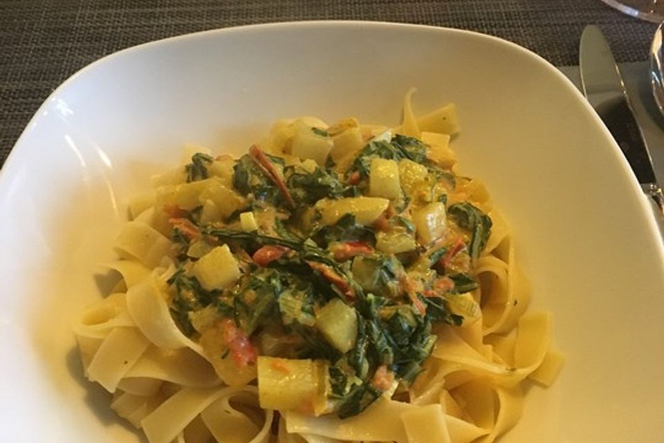 Spaghetti mit leckerer Kohlrabi-Mangold-Curry-Soße