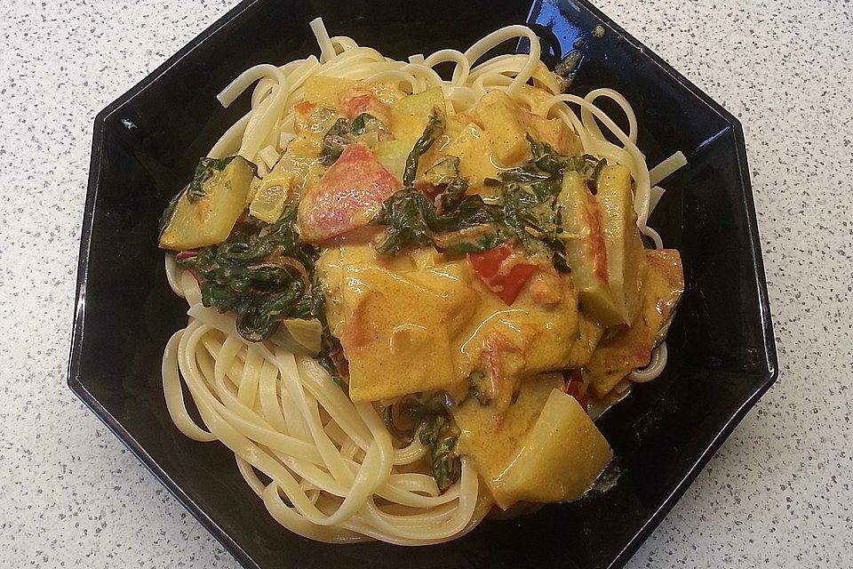 Spaghetti mit leckerer Kohlrabi-Mangold-Curry-Soße