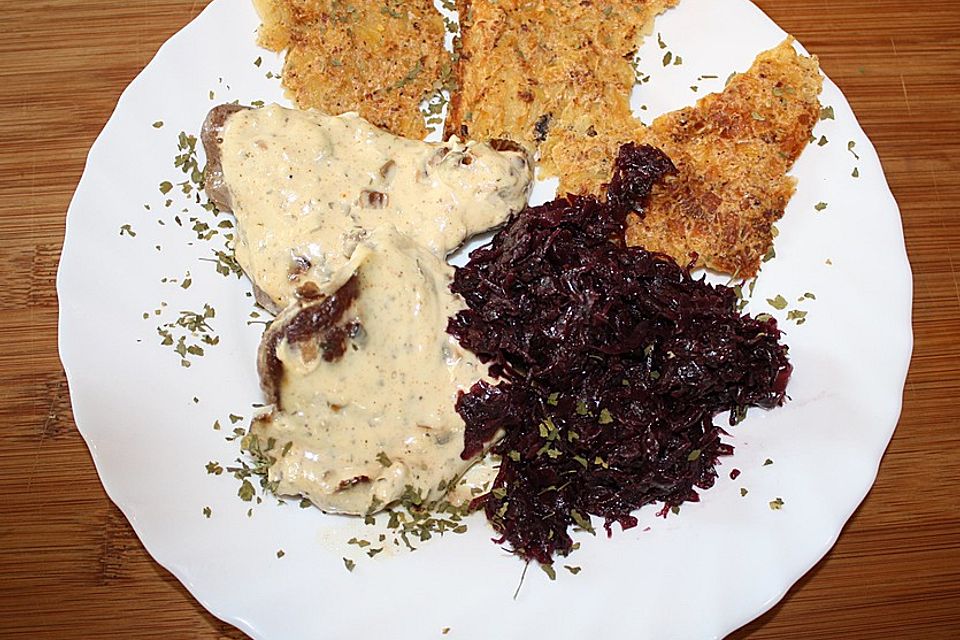 Reh-Schnitzel mit Datteln und Ziegenkäse