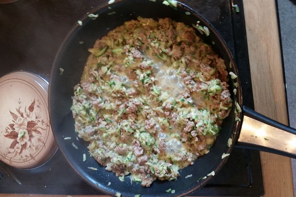 Zucchini-Hackfleischpfanne mit Kokosmilch Zucchini-Hackfleischpfanne mit Kokosmilch