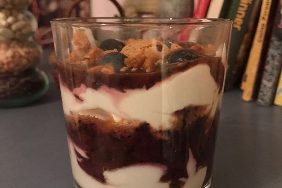 Heidelbeer-Amarettini-Dessert