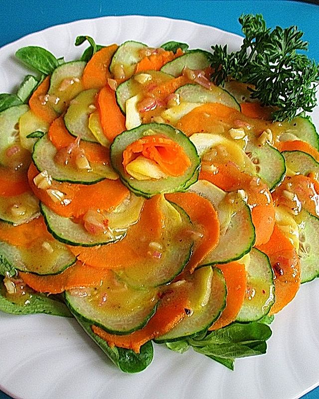 Süßkartoffel-Gurken-Zucchini-Carpaccio auf Feldsalat