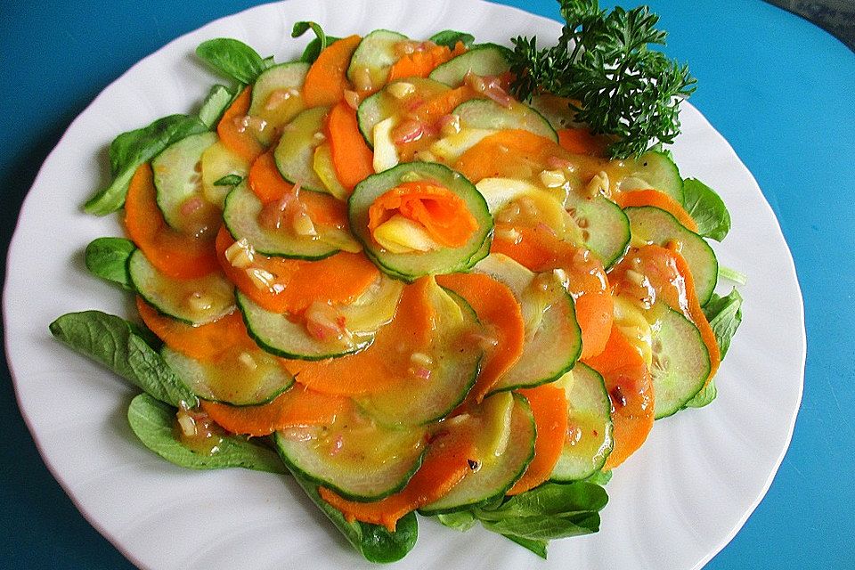 Süßkartoffel-Gurken-Zucchini-Carpaccio auf Feldsalat