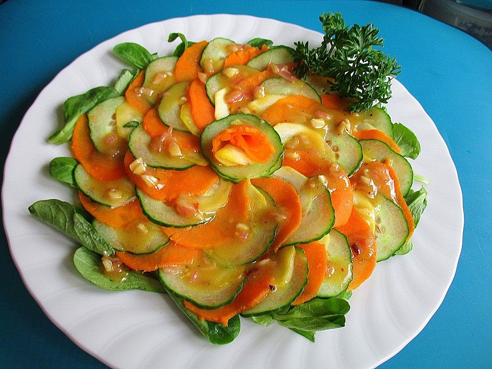 Süßkartoffel-Gurken-Zucchini-Carpaccio auf Feldsalat von movostu| Chefkoch