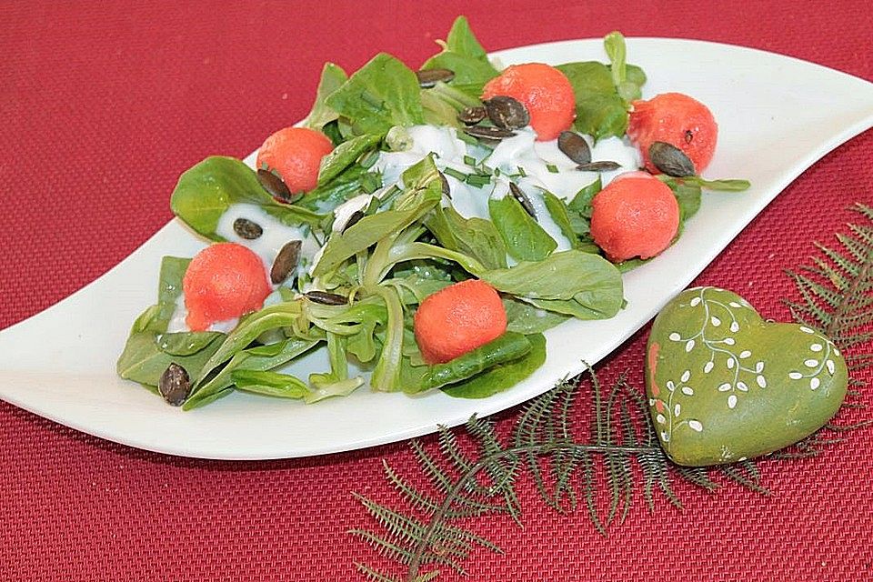 Feldsalat mit Wassermelone in Joghurtdressing mit Kürbiskernen