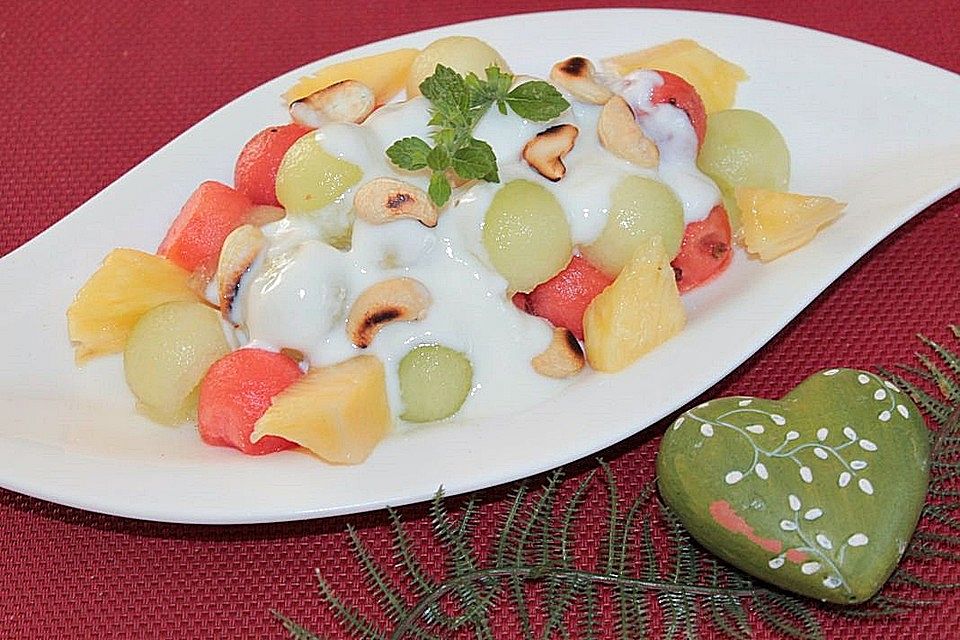 Melonen-Ananas-Salat mit Joghurt und Cashews