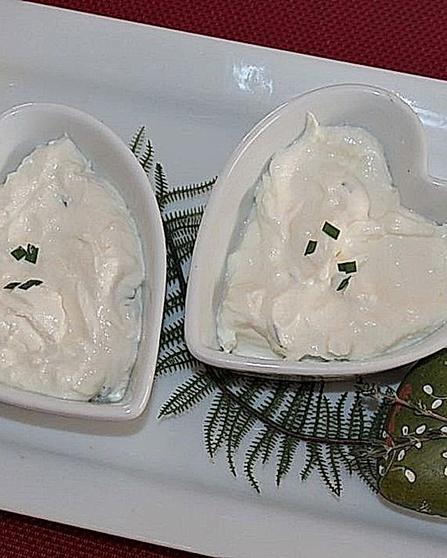 Joghurt-Frischkäsedip mit geräuchertem Knoblauch und Kräutern