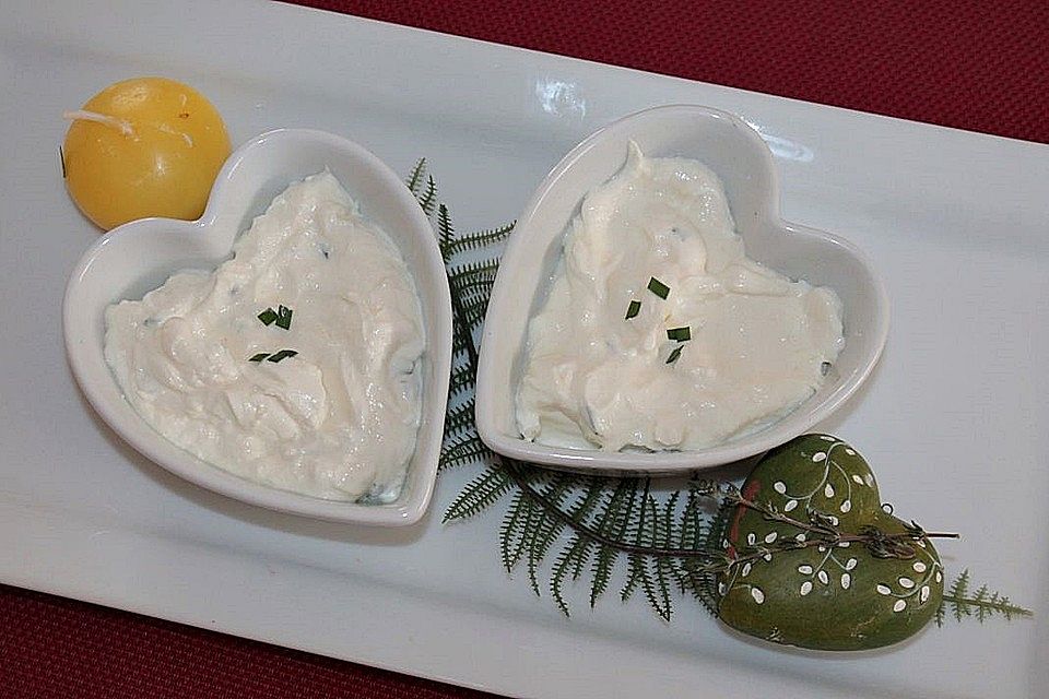 Joghurt-Frischkäsedip mit geräuchertem Knoblauch und Kräutern