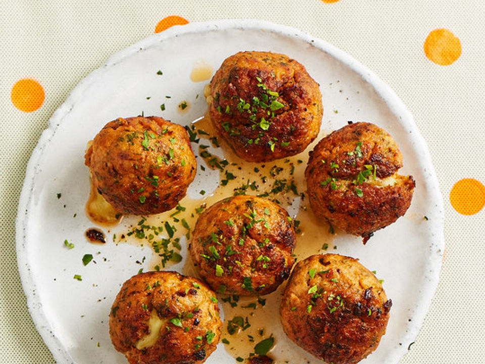 Putenfrikadellen mit Worcestershire und flüssigem Käsekern von movostu ...