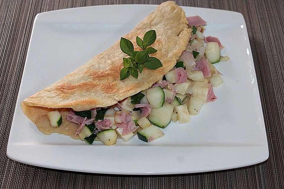 Herzhaft gefüllte Pfannkuchen mit Zucchini