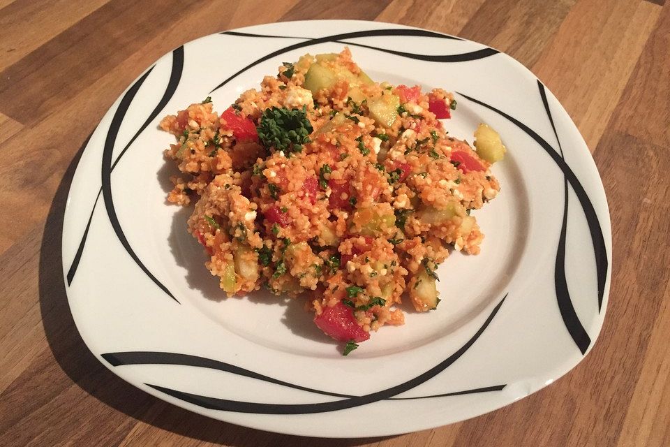 Couscous-Salat mit Schafskäse, Gurke und Tomate