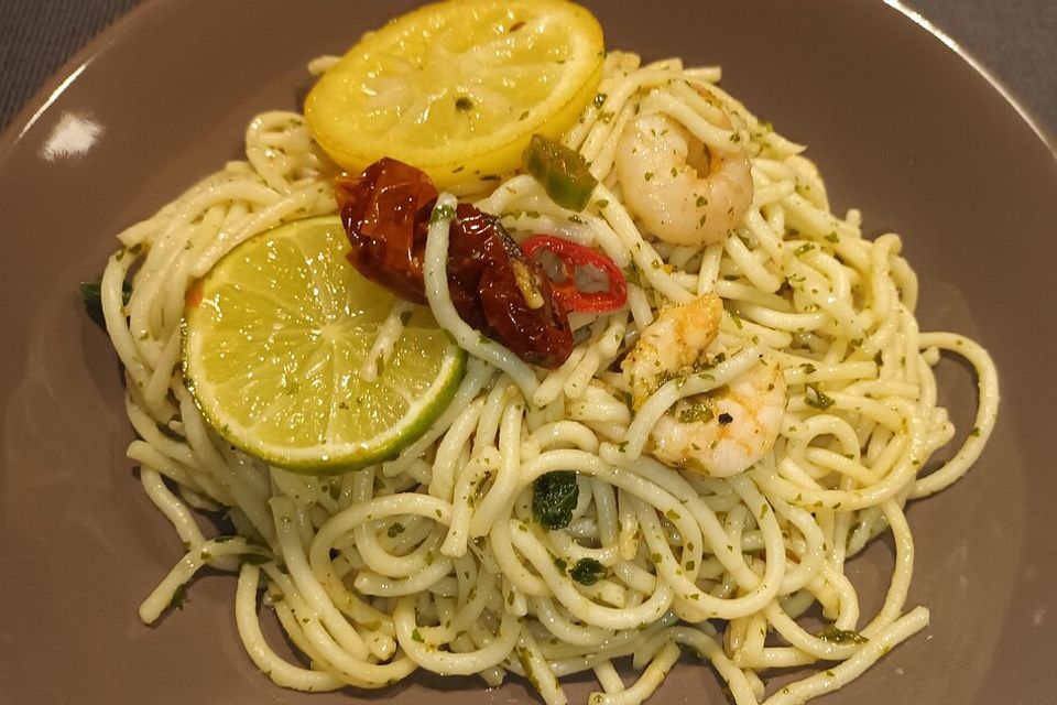 Spaghetti aglio e olio mit Garnelen