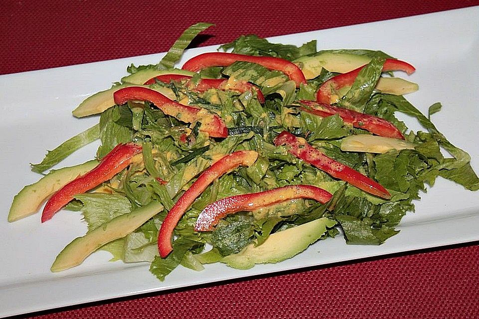 Blattsalat mit Avocado und Paprika in Estragon-Creme-Dressing