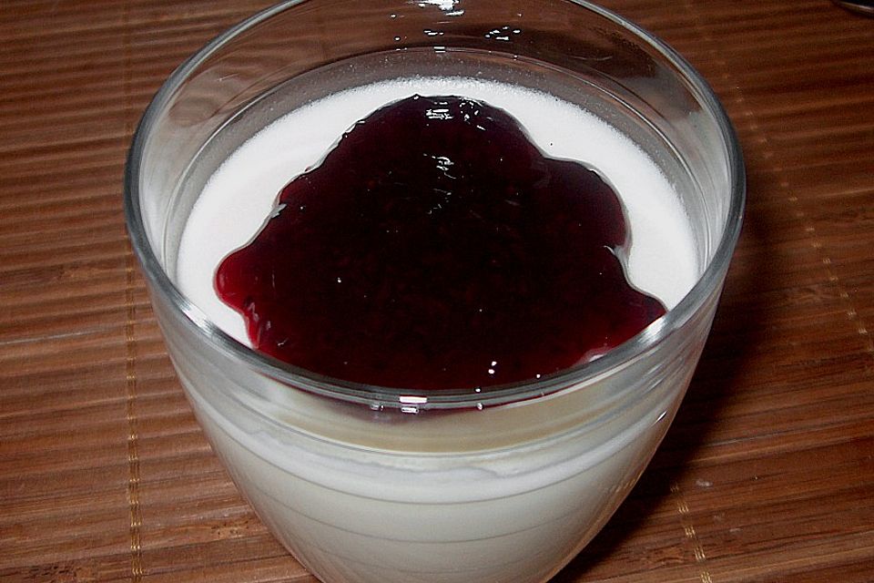 Panna Cotta auf Waldbeeren