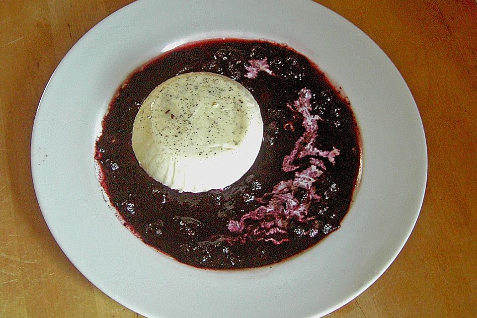 Panna Cotta auf Waldbeeren