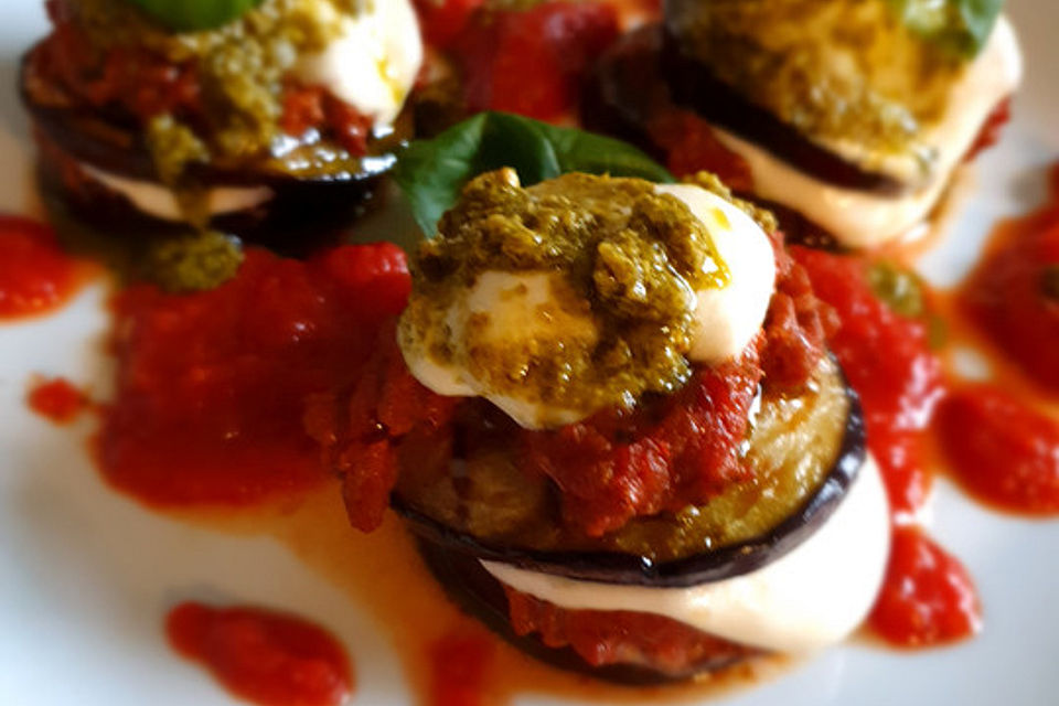 Lasagne von Aubergine und Büffelmozzarella auf Tomaten und Basilikumpesto