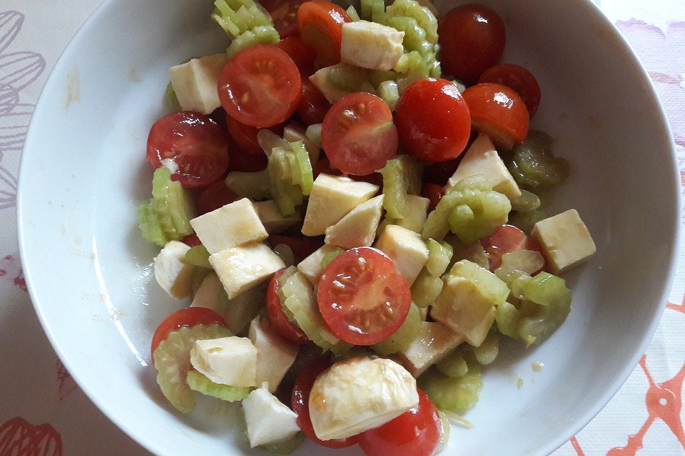 Staudensellerie-Tomaten-Salat