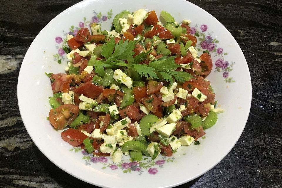 Staudensellerie-Tomaten-Salat