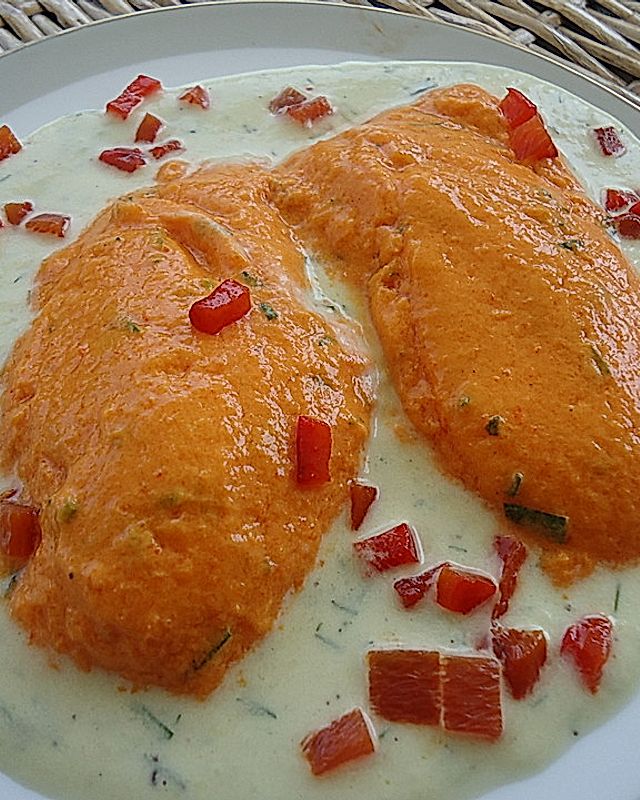 Rote Paprikamousse auf Sauce von grüner Paprika