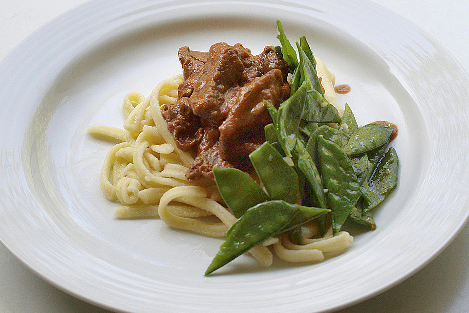 Geschmorte Schweineleber mit Pfifferlingen, Zuckerschoten und Spätzle