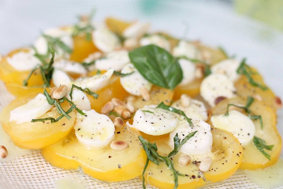 Tomate-Mozzarella-Carpaccio mit Pinienkernen