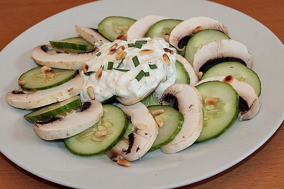 Gurken-Champignon-Carpaccio mit Frischkäsecreme