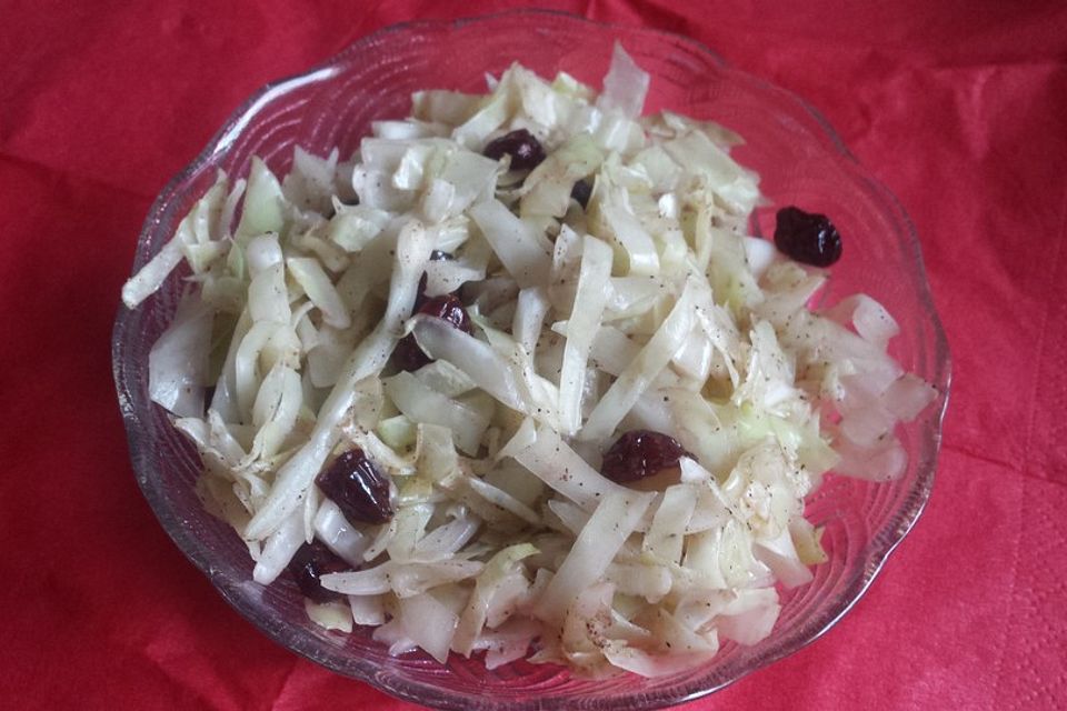 Spitzkohlsalat mit getrockneten Cranberries