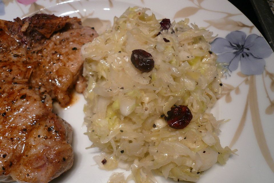 Spitzkohlsalat mit getrockneten Cranberries