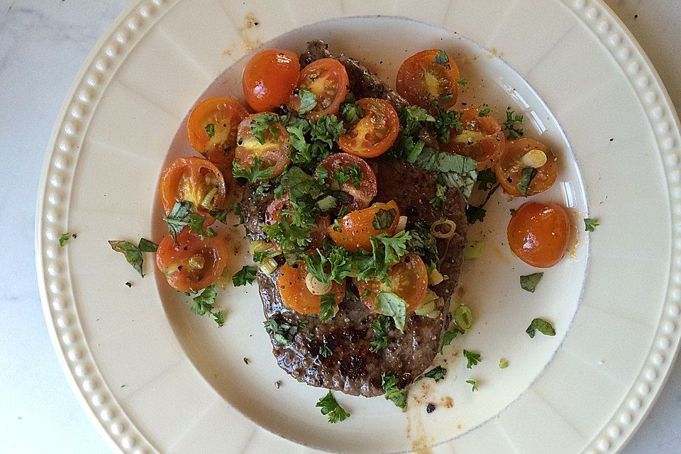 Kräutersteak mit geschmolzenen Tomaten