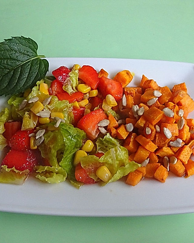 Süßkartoffel-Erdbeer-Salat mit gerösteten Kernen und Erdbeerdressing