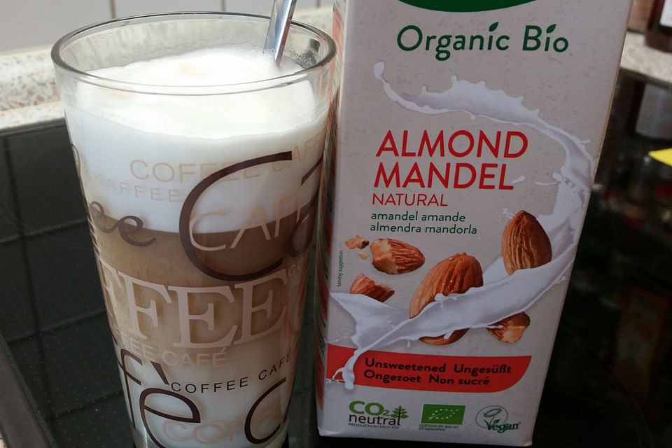 Veganer Paleo-Kaffee mit Mandelmilch und Dattelsirup